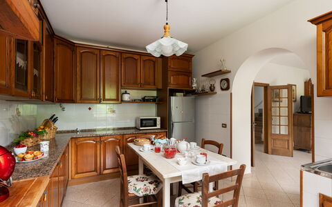 Villa Fornaci: Møbel, Køkken, Indretning, Countertop, Cabinetry, Køkken Apparat, Træ, Gulvbelægning, Loft, Værelse