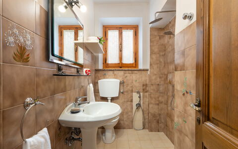 Villa Fornaci: Badeværelsesvask, Badeværelse, Toiletbræt, Håndvask, Sanitærarmatur, Toilet, Gulvbelægning, Indretning, Tap, Etage