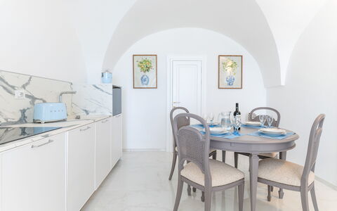 Villa Augusta Vista Mare: Møbel, Indretning, Gulvbelægning, Bord, Etage, Stol, Værelse, Køkken & Spisebord, Loft, Spisestue