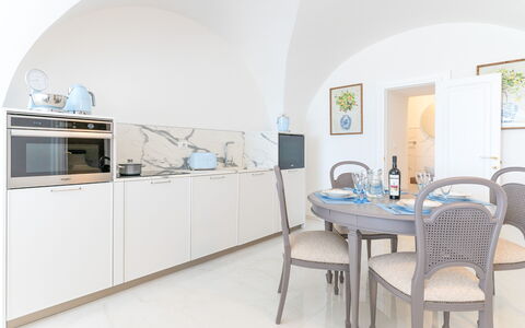 Villa Augusta Vista Mare: Indretning, Møbel, Gulvbelægning, Etage, Værelse, Lejlighed, Stol, Cabinetry, Køkken & Spisebord, Køkken