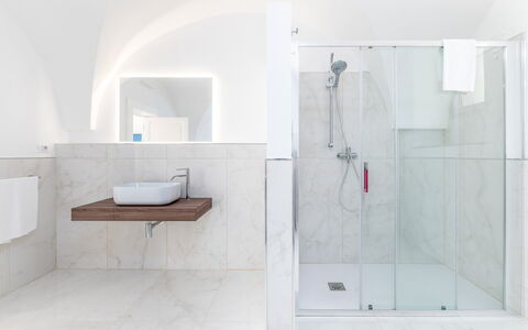 Villa Augusta Vista Mare: Gulvbelægning, Etage, Sanitærarmatur, Badeværelse, Indretning, Flise, Tap, Vvs, Kompositmateriale, Loft