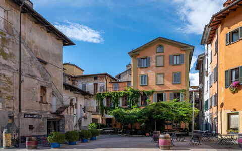 Ornella: Stad, Kvarter, Urban Design, Blomsterkrukke, Blandet Brug, Altan, Lejlighed, Paraply, Skygge, Stueplante