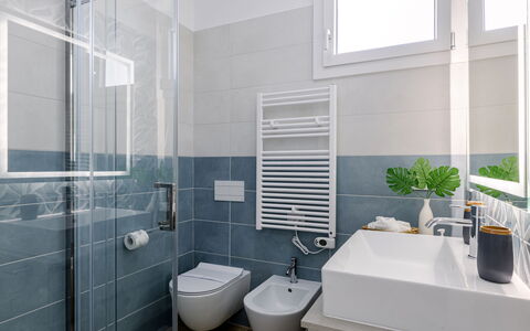 Brezza Costa Conero: Gulvbelægning, Sanitærarmatur, Indretning, Etage, Badeværelse, Toilet, Håndvask, Toiletbræt, Tap, Flise