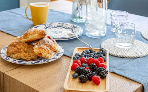 Brezza Costa Conero: Mad, Bordservice, Serveware, Tallerkner, Drinkware, Frugt, Ingrediens, Bord, Plade, Kop