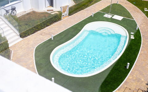 Brezza Costa Conero: Svømmepøl, Kompositmateriale, Fritid, Water Feature, Kunstgræs, Lawn, Landscaping, Have, Udvej, Gård