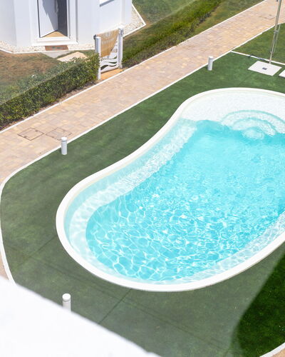 Brezza Costa Conero: Svømmepøl, Kompositmateriale, Fritid, Water Feature, Kunstgræs, Lawn, Landscaping, Have, Udvej, Gård