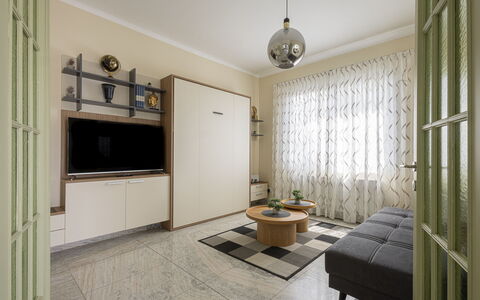 Villa Solaris: Møbel, Indretning, Gulvbelægning, Væg, Etage, Træ, Værelse, Loft, Couch, Stue