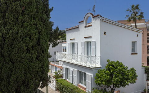 Villa Solaris: Boligområde, Hus, Hjem, Menneskelig Bosættelse, Altan, Estate, Hegn, Villa, Veranda
