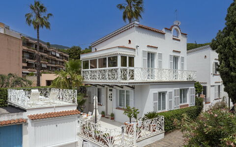 Villa Solaris: Vindue, Boligområde, Hus, Facade, Hjem, Altan, Menneskelig Bosættelse, Estate, Hacienda, Veranda