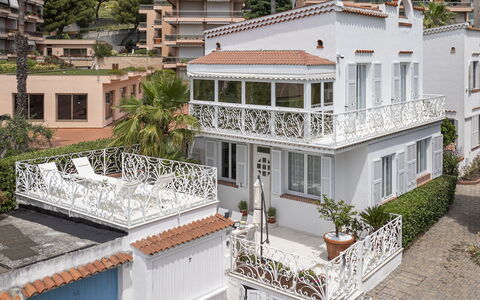 Villa Solaris: Vindue, Boligområde, Hjem, Hus, Facade, Kvarter, Busk, Altan, Menneskelig Bosættelse, Lejlighed