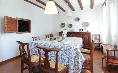 Casa Ballo delle Streghe, Garden, Montebelluna: Møbel, Indretning, Træ, Spisestue, Bord, Gulvbelægning, Køkken & Spisebord, Stol, Værelse, Belysning