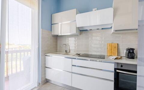 Altamarea Apartment: Cabinetry, Køkken, Gulvbelægning, Countertop, Større Bandage, Køkken Apparat, Indretning, Træ, Møbel, Etage