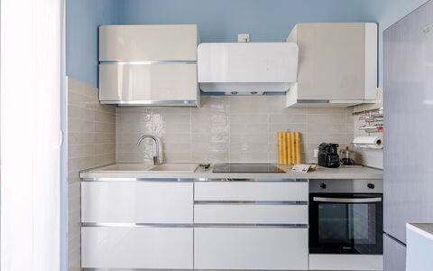 Altamarea Apartment: Køkken Apparat, Køkken, Cabinetry, Countertop, Større Bandage, Gulvbelægning, Møbel, Indretning, Træ, Husholdningsapparat