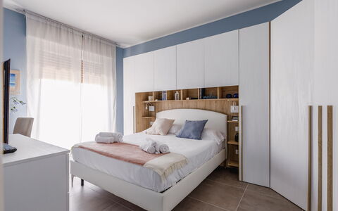 Altamarea Apartment: Møbel, Seng, Indretning, Soveværelse, Sengetøj, Sengetøj, Træ, Gulvbelægning, Sengetøj, Værelse