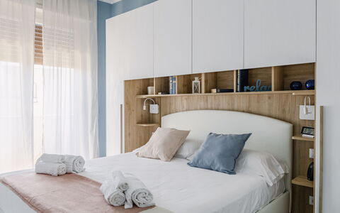 Altamarea Apartment: Møbel, Seng, Soveværelse, Indretning, Sengetøj, Sengetøj, Træ, Sengetøj, Værelse, Etage
