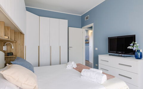 Altamarea Apartment: Møbel, Soveværelse, Indretning, Seng, Gulvbelægning, Etage, Træ, Textile, Sengetøj, Værelse