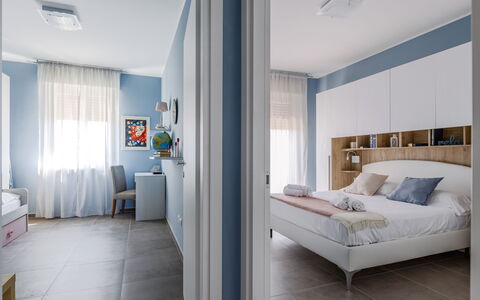 Altamarea Apartment: Møbel, Indretning, Soveværelse, Seng, Gulvbelægning, Etage, Træ, Loft, Hjem, Værelse