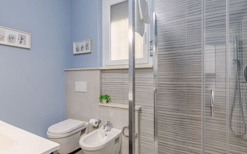 Altamarea Apartment: Sanitærarmatur, Gulvbelægning, Badeværelse, Indretning, Etage, Toiletbræt, Toilet, Tap, Vvs, Håndvask