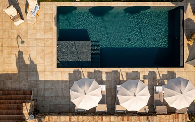 Casale Isidoro: Svømmepøl, Kompositmateriale, Udendørs Møbler, Liggestol, Skygge, Water Feature, Hårdttræ, Flise, Flise, Gårdsplads