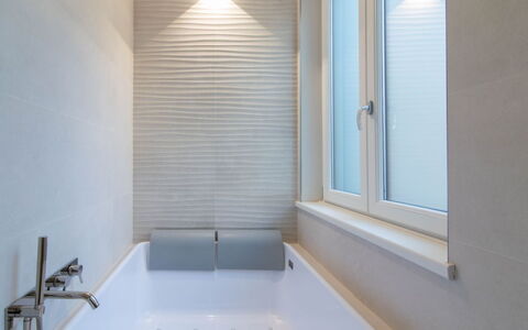 Vittoria Suite: Væg, Badeværelse, Gulvbelægning, Badekar, Sanitærarmatur, Indretning, Etage, Vvs, Flise, Glas