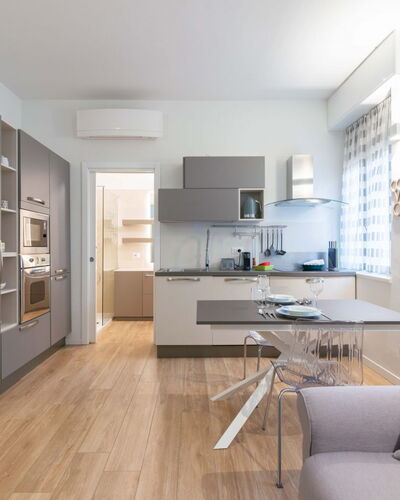 Vittoria Suite: Møbel, Indretning, Gulvbelægning, Etage, Køkken, Træ, Cabinetry, Countertop, Stol, Loft