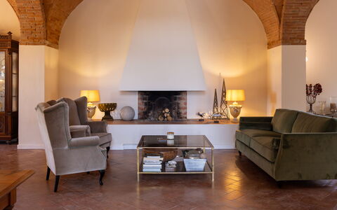 Villa Leone Reale: Møbel, Indretning, Væg, Gulvbelægning, Couch, Etage, Stue, Loft, Belysning, Værelse