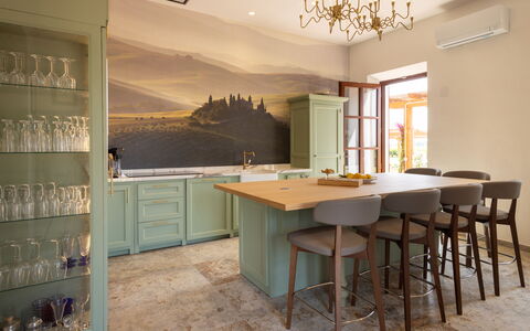 Villa Leone Reale: Møbel, Indretning, Træ, Gulvbelægning, Countertop, Køkken, Cabinetry, Loft, Belysning, Etage