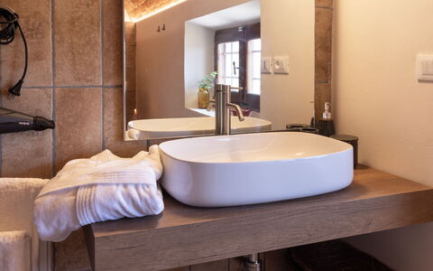 Villa Leone Reale: Badeværelse, Indretning, Sanitærarmatur, Væg, Gulvbelægning, Badeværelsesvask, Håndvask, Tap, Etage, Møbel