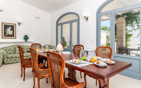 Masseria Lamagrotte By Raro Rooms: Møbel, Indretning, Bord, Spisestue, Køkken & Spisebord, Gulvbelægning, Stol, Loft, Etage, Værelse