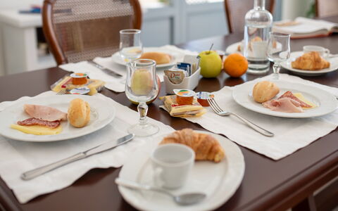 Masseria Lamagrotte By Raro Rooms: Mad, Bordservice, Serveware, Tallerkner, Drinkware, Bord, Møbel, Plade, Ingrediens