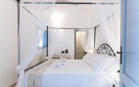 Masseria Lamagrotte By Raro Rooms: Møbel, Seng, Indretning, Soveværelse, Etage, Textile, Sengetøj, Sengetøj, Gulvbelægning, Bed Frame
