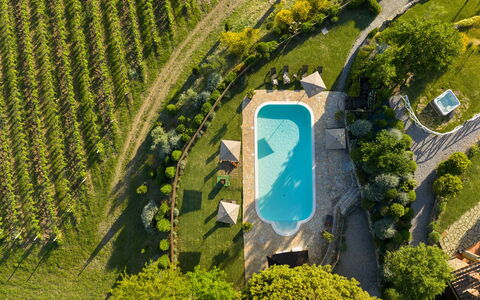 Villa Anna: Svømmepøl, Landskab, Fritid, Udendørs Møbler, Paraply, Eco Hotel, Udvej, Liggestol, Landscaping, Ferieby