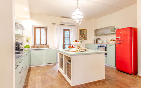 Villa Anna: Køkken Apparat, Køkken, Countertop, Indretning, Cabinetry, Møbel, Større Bandage, Gulvbelægning, Træ, Etage