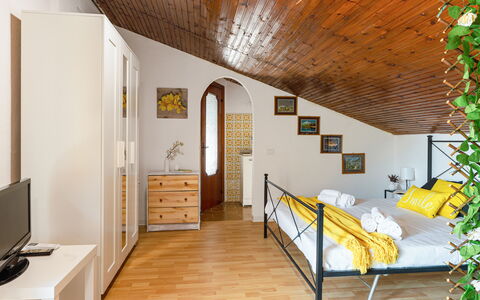 Sopraloreto Apartment: Møbel, Indretning, Seng, Etage, Gulvbelægning, Soveværelse, Værelse, Træ, Loft, Sengetøj