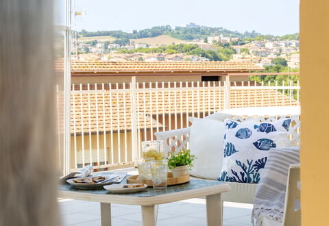 Sopraloreto Apartment: Møbel, Indretning, Stol, Udendørs Møbler, Altan, Skygge, Bejdse, Design, Stueplante, Sengetøj