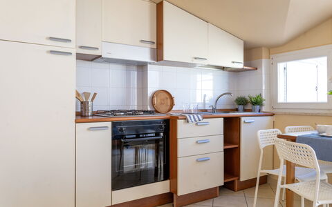 Sweet Conero: Køkken Apparat, Køkken, Større Bandage, Træ, Gulvbelægning, Countertop, Cabinetry, Indretning, Etage, Møbel