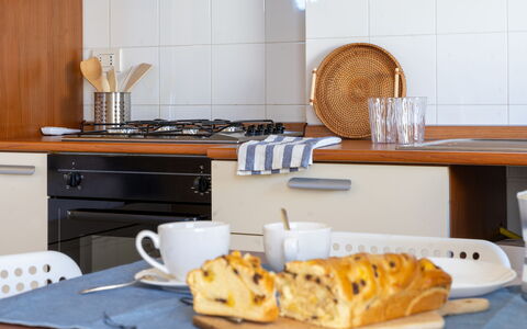 Sweet Conero: Køkken Apparat, Køkken, Bordservice, Countertop, Møbel, Større Bandage, Indretning, Cabinetry, Husholdningsapparat, Lille Apparat