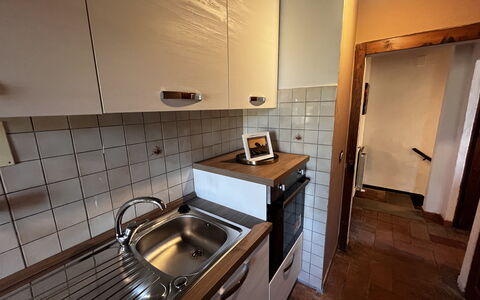 Appartamento Del Mercato: Køkken, Countertop, Gulvbelægning, Køkken Apparat, Køkkenvask, Træ, Større Bandage, Etage, Cabinetry, Sanitærarmatur