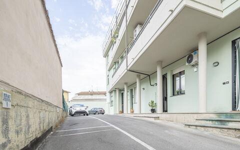 Casa Gioia In Lucca: Asfalt, Lejlighed, Familie Bil, Luksus Køretøj, Altan, Stor Mellemklassebil, Parkering