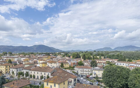 Casa Gioia In Lucca: Bjergrige Landskabsformer, Boligområde, Bakke, Kvarter, Stad, Landskab, Forstad, Urban Design, Menneskelig Bosættelse, Bjergkæde