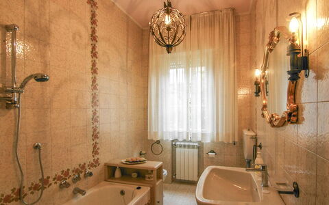 Butterfly Apartment In Lucca: Badeværelse, Sanitærarmatur, Indretning, Gulvbelægning, Badeværelsesvask, Etage, Tap, Vvs, Belysning, Spejl