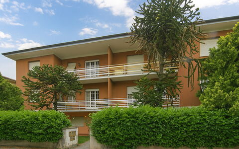 Butterfly Apartment In Lucca: Busk, Boligområde, Lejlighed, Altan, Estate, Have, Gård, Lawn, Ejerlejlighed, Skygge