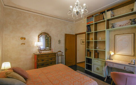Butterfly Apartment In Lucca: Møbel, Indretning, Væg, Træ, Værelse, Soveværelse, Loft, Seng, Gulvbelægning, Etage