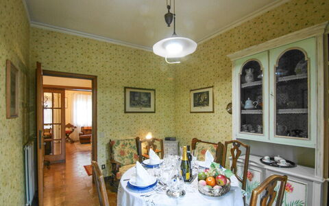 Butterfly Apartment In Lucca: Indretning, Møbel, Træ, Loft, Gulvbelægning, Belysning, Spisestue, Etage, Værelse, Bord