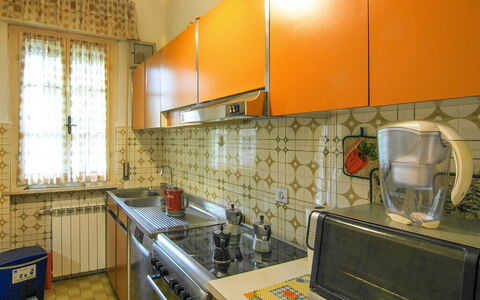 Butterfly Apartment In Lucca: Køkken, Countertop, Køkken Apparat, Større Bandage, Køkkenvask, Indretning, Gulvbelægning, Cabinetry, Komfur, Belysning