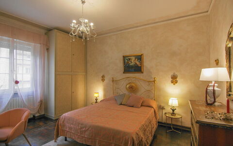 Butterfly Apartment In Lucca: Møbel, Indretning, Seng, Soveværelse, Væg, Etage, Gulvbelægning, Sengetøj, Værelse, Træ