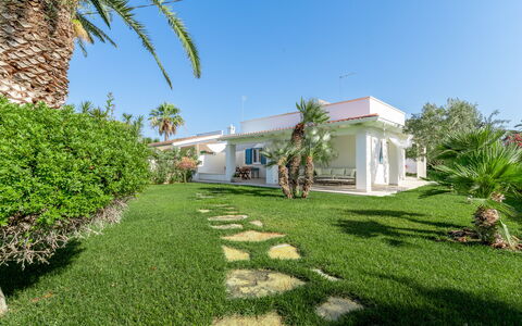 Villa Azzurra Monticelli: Busk, Boligområde, Have, Estate, Landscaping, Skygge, Hacienda, Lawn, Udvej