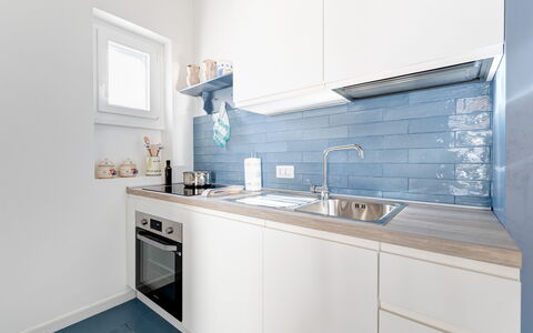 Villa Azzurra Monticelli: Køkken, Større Bandage, Gulvbelægning, Countertop, Indretning, Køkken Apparat, Etage, Cabinetry, Hjem, Møbel