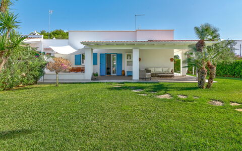Villa Azzurra Monticelli: Busk, Have, Estate, Skygge, Landscaping, Lawn, Hacienda, Villa, Gård