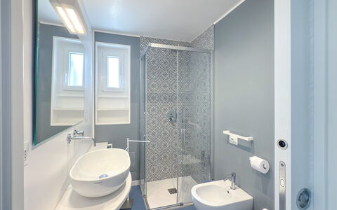 Villa Azzurra Monticelli: Badeværelse, Sanitærarmatur, Væg, Indretning, Gulvbelægning, Etage, Håndvask, Vvs, Tap, Toilet